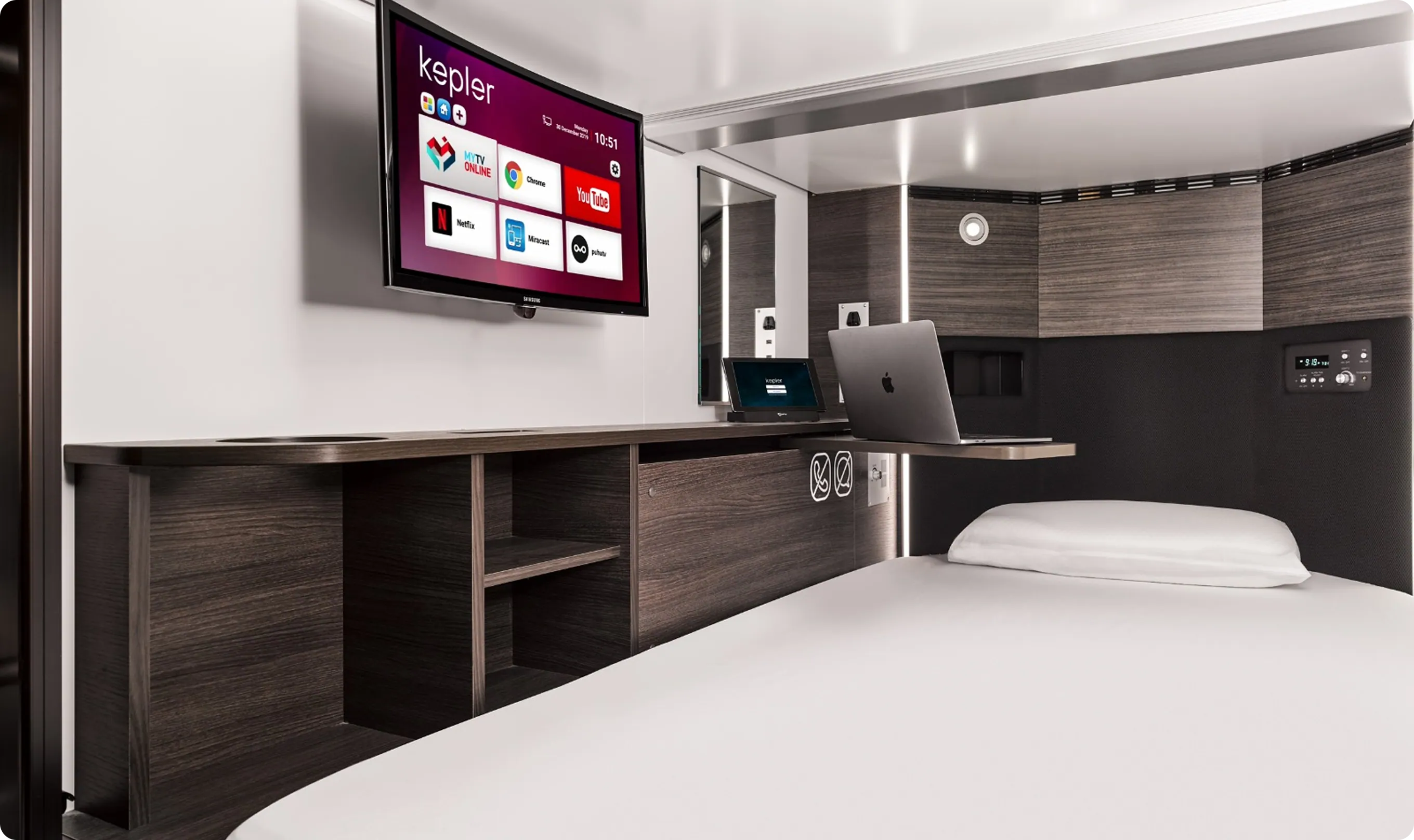 Deluxe room with twin setup