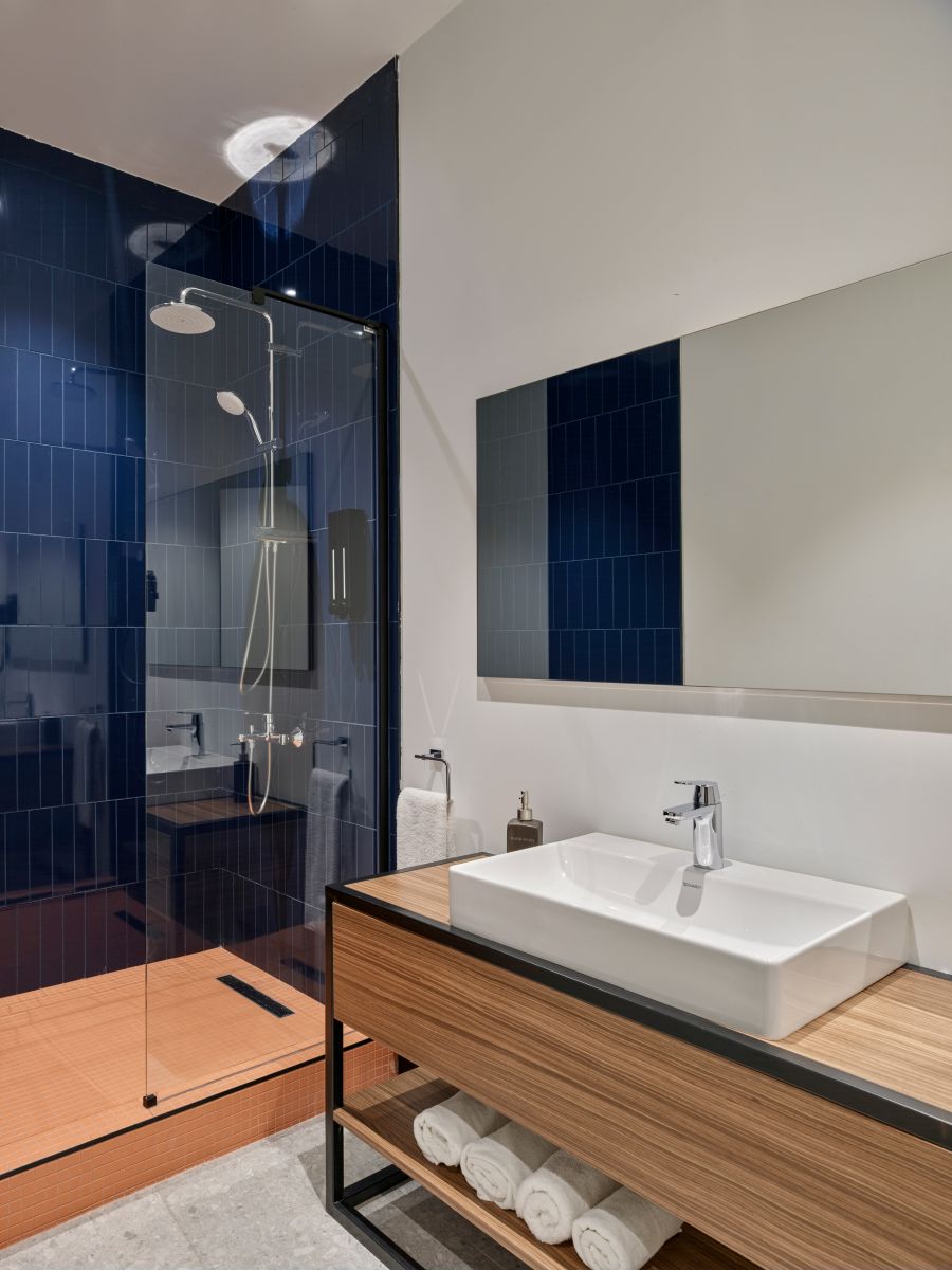 Deluxe Room Shower (1 king size bed)