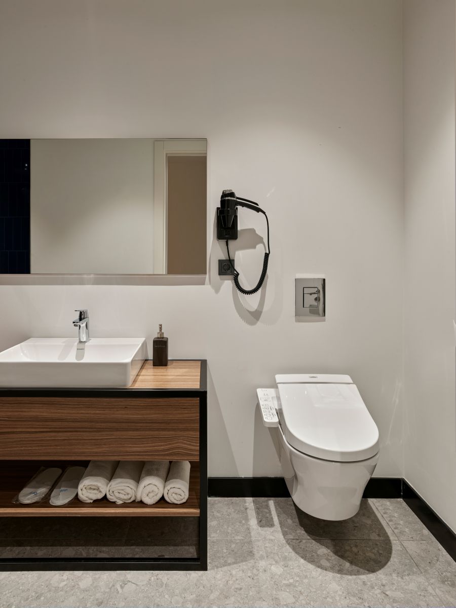 Deluxe Room Shower (1 king size bed)