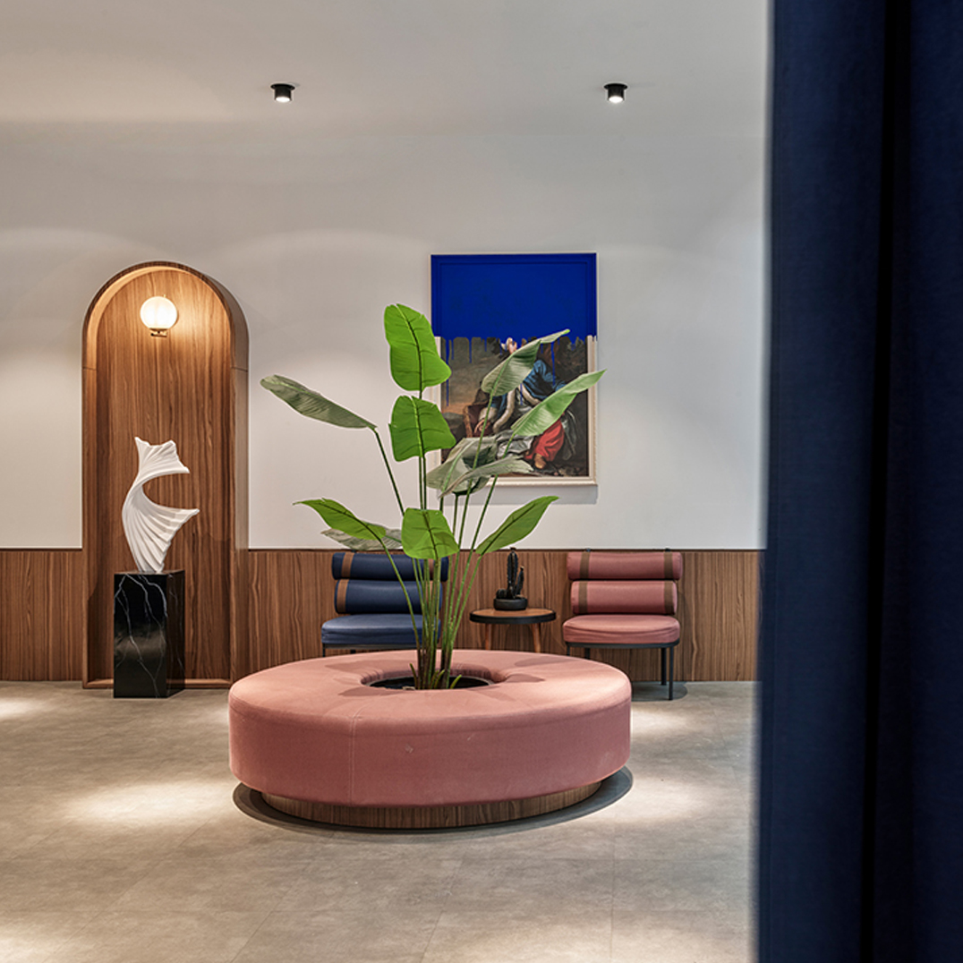 Photo of our facility: modern lobby/entrance, neat changing rooms, showers & smart toilets, exclusive 