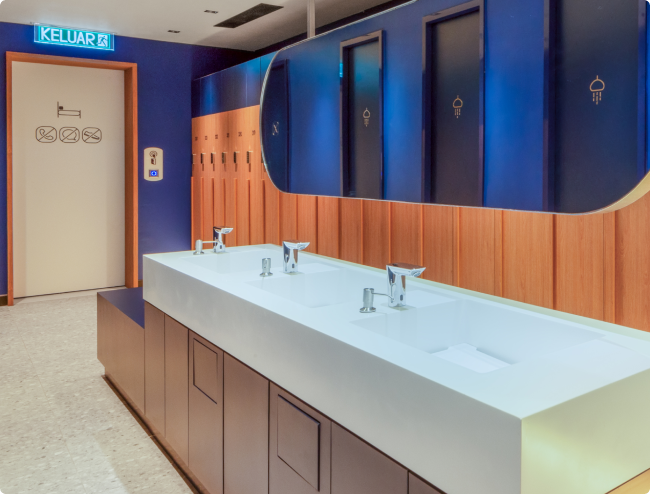 Amenities including 24/7 reception service, bathroom essentials, delivery robot, Smart TV with Netflix & YouTube, unlimited coffee, tea & water, and high-speed WiFi are available both Airside and Landside.