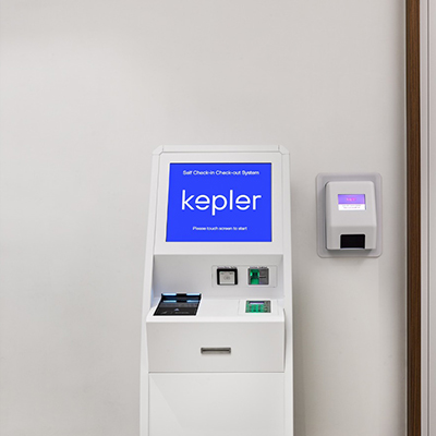 Giriş alanımızdaki Self Service Check-In/Out kiosklarımızın fotoğrafı – kolayca check-in veya check-out yapabilirsiniz.